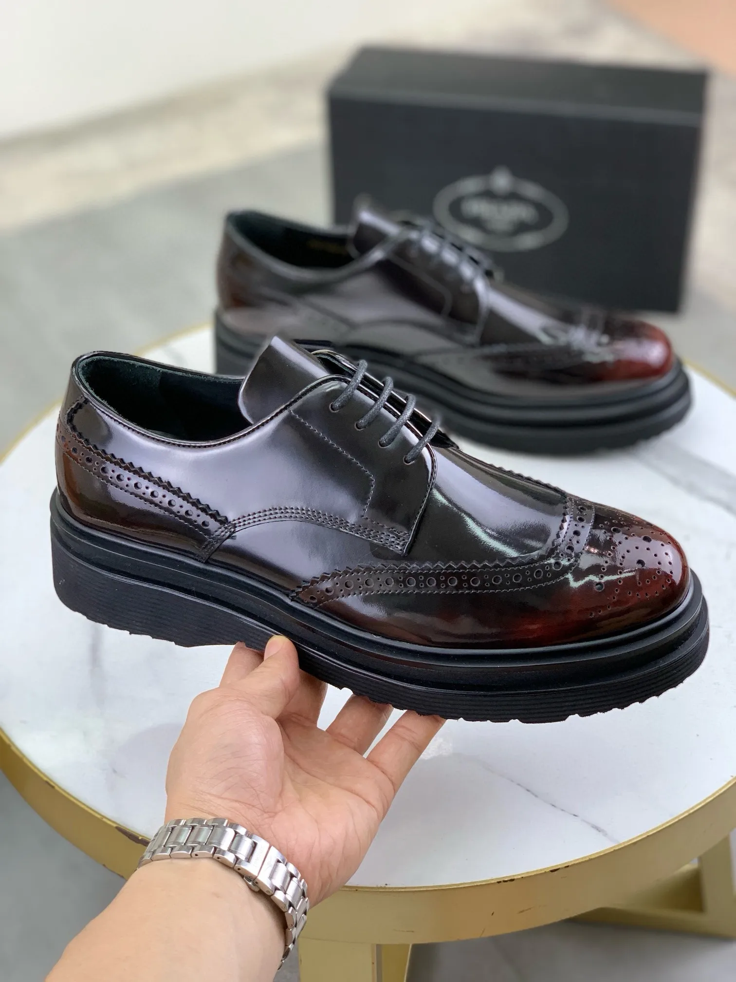Factory price P880 💰Original quality, top version🔱 ＰＲＡＤＡPrada. Men's business casual leather shoes, top quality products. 1:1 shipment⬆️Luxurious and noble👞All imported original brand fabrics, just to create a more comfortable wearing experience. Upper: Original comfortable open edge bead-rubbed calf leather➕Top imported water-dyed full cow lining, original lightweight and comfortable TPU foam combination bottom✔️Code number: 39-44 (38.45 can be customized)